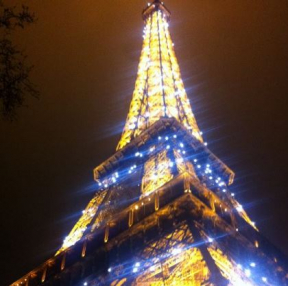 에펠탑 밑에서 찍은것