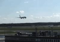 프랑크푸르트공항에 착륙하는 비행기.gif